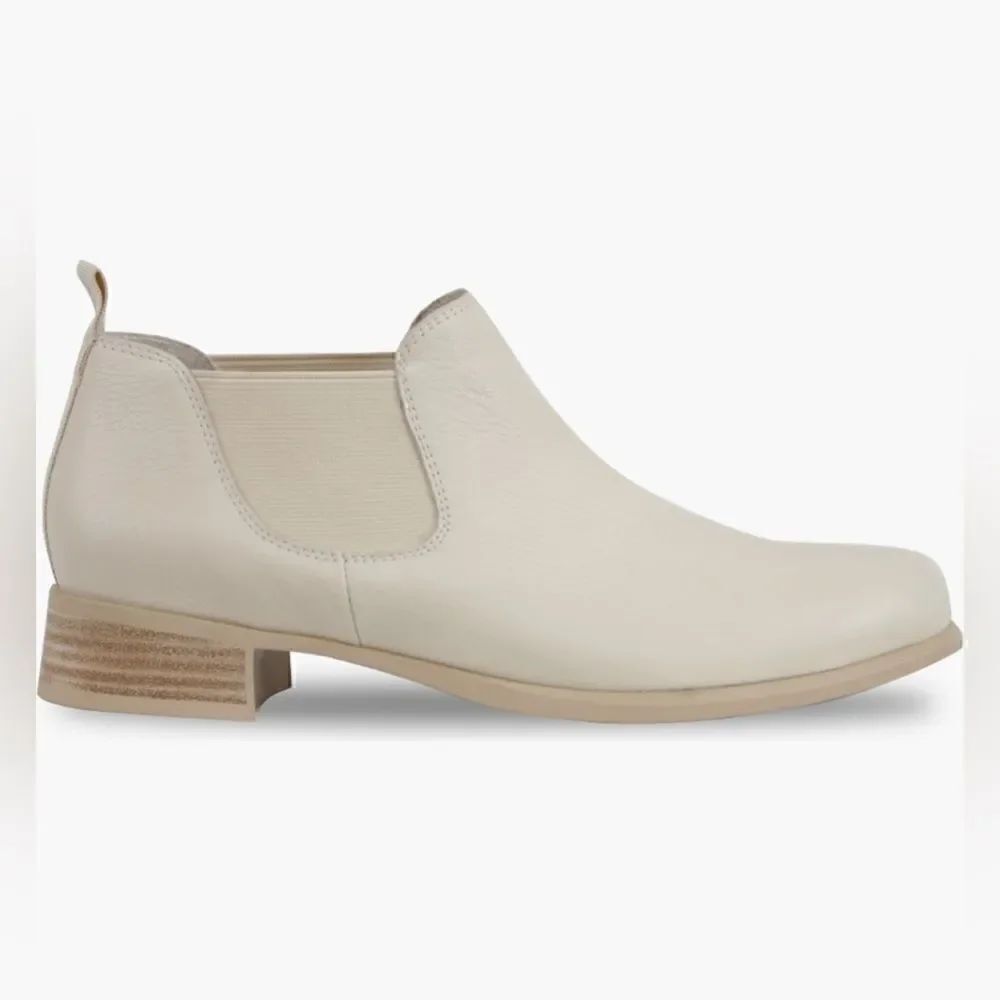 New Munro Bedford Leather Bootie (Women) in Cream Tumbled Calf Leather Size 9N